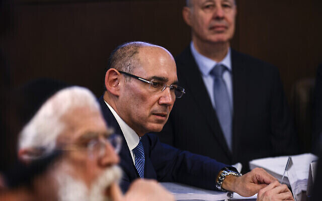 محافظ بنك اسرائيل امير يارون يحضر جلسة لمجلس الوزراء في مكتب رئيس الوزراء في القدس، 23 فبراير، 2023. (RONEN ZVULUN / POOL / AFP)