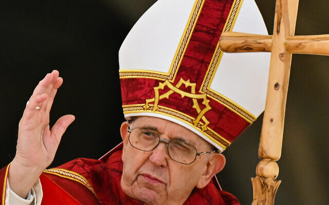 البابا فرنسيس يبارك المؤمنين في نهاية قداس أحد الشعانين، 2 أبريل، 2023 في ساحة القديس بطرس بالفاتيكان.  ( Filippo MONTEFORTE / AFP)