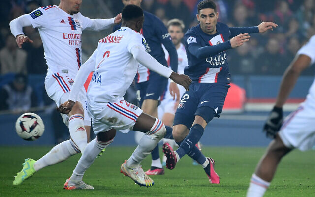 مدافع باريس سان جيرمان المغربي أشرف حكيمي (يمين) يركل الكرة خلال مباراة كرة القدم في الدوري الفرنسي الدرجة الأولى بين باريس سان جيرمان وأولمبيك ليون في ملعب بارك دي برنس في باريس، 2 أبريل، 2023. (FRANCK FIFE / AFP)