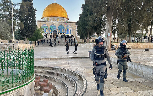 الشرطة تتجول  في باحة المسجد الأقصى في القدس، في وقت مبكر من صباح يوم 5 أبريل 2023، بعد اندلاع اشتباكات خلال شهر رمضان. (Ahmad Gharabli/AFP)