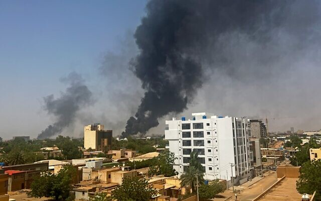 دخان يتصاعد فوق مباني سكنية في الخرطوم، 16 أبريل 2023 (AFP)