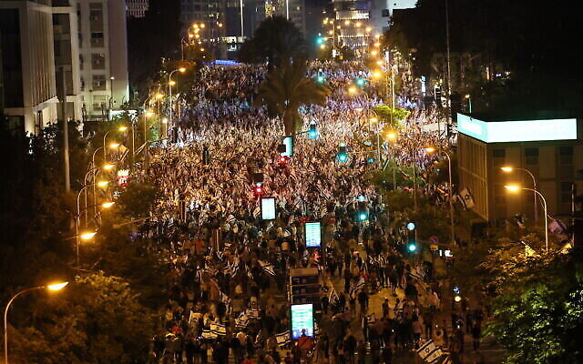 متظاهرون يحتشدون في تل أبيب للاحتجاج على خطة الحكومة للإصلاح القضائي للحكومة الإسرائيلية ،مع بدء الاحتفالات بالذكرى السنوية الخامسة والسبعين لتأسيس دولة إسرائيل،  25 أبريل، 3023. (JACK GUEZ / AFP)