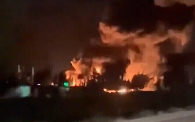 حريق يظهر في مقطع فيديو يُزعم أنه من من مدينة حمص السورية، بعد غارة جوية إسرائيلية مزعومة ، 29 أبريل 2023. (Screenshot: Twitter)