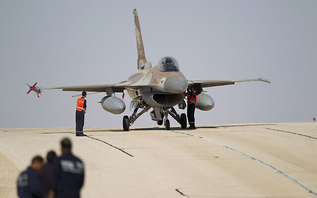 فنيون يتفقدون طائرة تابعة لسلاح الجو الإسرائيلي من طراز F-16 في قاعدة عوفدا الجوية بالقرب من إيلات، جنوب إسرائيل، 25 نوفمبر، 2013. (AP Photo / Ariel Schalit، File)