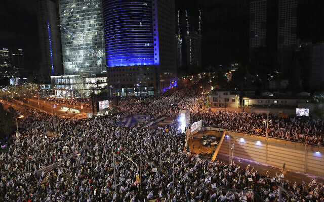 إسرائيليون يحتجون على خطط حكومة رئيس الوزراء بنيامين نتنياهو لإصلاح النظام القضائي، في تل أبيب، 1 أبريل 2023 (AP Photo / Tsafrir Abayov)