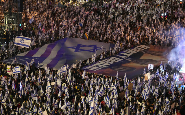 إسرائيليون يحتجون على خطط حكومة رئيس الوزراء بنيامين نتنياهو لإصلاح النظام القضائي، في تل أبيب ، إسرائيل، 1 أبريل 2023 (AP Photo / Tsafrir Abayov)