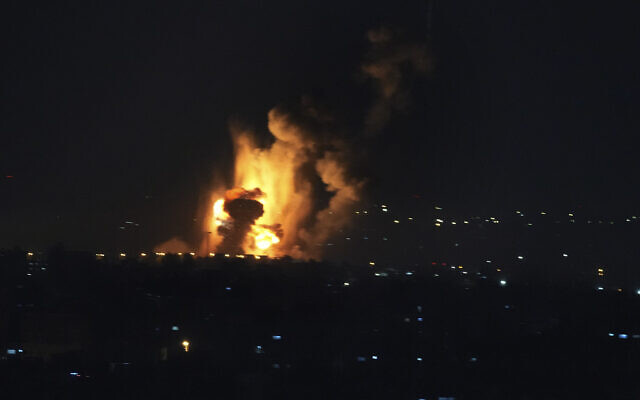 دخان ونيران يتصاعدان في أعقاب غارة جوية إسرائيلية على مدينة غزة، 7 أبريل 2023 (AP Photo / Adel Hana)