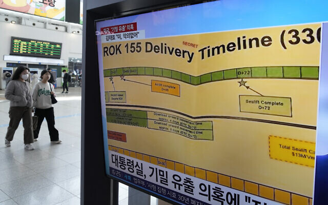 شاشة تلفزيونية تعرض برنامجًا إخباريًا يتحدث عن وثائق البنتاغون المسربة في محطة سيول للقطارات في سيول، كوريا الجنوبية، 12 أبريل 2023. (Ahn Young-joon / Ap)