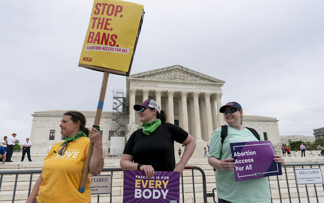 نشطاء حقوق الإجهاض يتظاهرون أمام المحكمة العليا في كابيتول هيل في واشنطن، 14 أبريل 2023 (AP / J. Scott Applewhite)