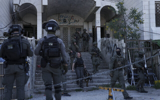 قوات الأمن الإسرائيلية تبحث عن مشتبه به بعد هجوم إطلاق نار في حي الشيخ جراح في القدس الشرقية، 18 أبريل 2023 (AP Photo / Mahmoud Elean)