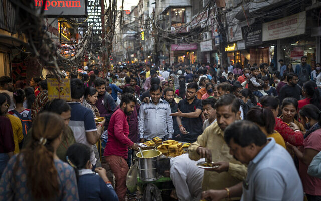 متسوقون يحتشدون في سوق في نيودلهي، الهند، 12 نوفمبر 2022 (AP Photo / Altaf Qadri ، File)