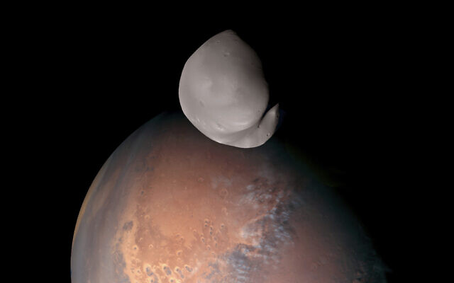 صورة قدمتها وكالة الفضاء الإماراتية تظهر كوكب المريخ وقمره "ديموس" في المقدمة. أقترب مسبار "الأمل" الإماراتي على بعد 110 كيلومترا من "ديموس" في مارس 2023 (UAE Space Agency via AP)