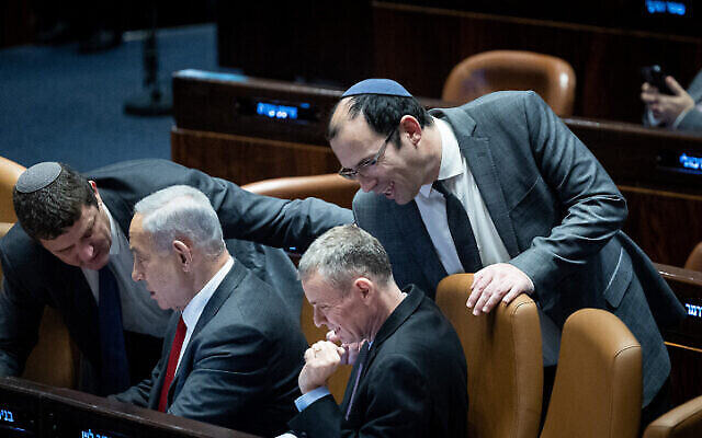رئيس الوزراء بنيامين نتنياهو  (الثاني من اليسار)، مع وزير العدل ياريف ليفين (وسط) وعضو الكنيست سيمحا روتمان (من اليمين)، خلال تصويت في الكنيست، 15 فبراير، 2023. (Yonatan Sindel / Flash90)