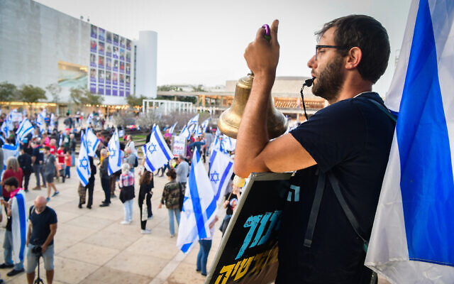 متظاهرون يحتشدون ضد خطط الحكومة لإصلاح النظام القضائي، في تل أبيب، 8 أبريل 2023 (Avshalom Sassoni / Flash90)
