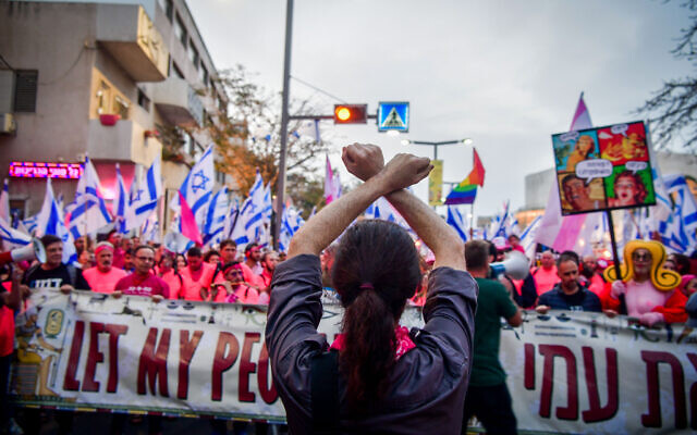متظاهرون يحتشدون ضد خطط الحكومة لإصلاح النظام القضائي، في تل أبيب، 8 أبريل 2023 (Avshalom Sassoni / Flash90)