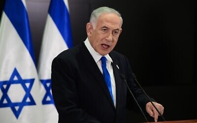 رئيس الوزراء بنيامين نتنياهو يعقد مؤتمرا صحفيا في وزارة الدفاع في تل أبيب، 10 أبريل 2023 (Tomer Neuberg / Flash90)