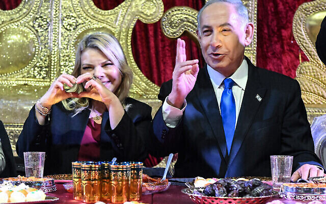 رئيس الوزراء بنيامين نتنياهو وزوجته سارة يحضران احتفالات عيد ميمونة  في الخضيرة، 12 ابريل، 2023. (Rami Shllush/POOL)