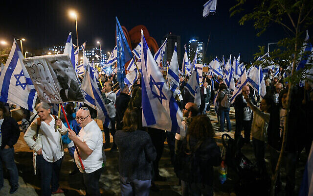 متظاهرون يحتجون على الإصلاح القضائي المخطط للحكومة خارج الموقع الذي تقام فيه المراسم الرسمية للاحتفال بعيد استقلال إسرائيل ال75، في جبل هرتسل، القدس، 25 أبريل، 2023. (Arie Leib Abrams / Flash90)