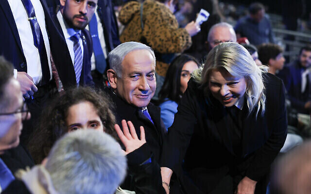 رئيس الوزراء بنيامين نتنياهو وزوجته سارة يحضران  مراسم الاحتفال بالذكرى الـ 75 ليوم الاستقلال ، التي أقيمت في جبل هرتسل، القدس، 25 أبريل، 2023. (Yonatan Sindel / Flash90)