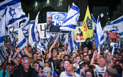 إسرائيليون يمينيون يشاركون في مسيرة لدعم الحكومة من أمام الكنيست في القدس، 27 أبريل، 2023. (Arie Leib Abrams / Flash90)