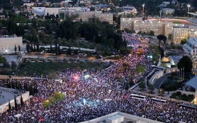 صورة جوية لمسيرة مؤيدة للإصلاح القضائي، في القدس، 27 أبريل 2023 (Flash90)