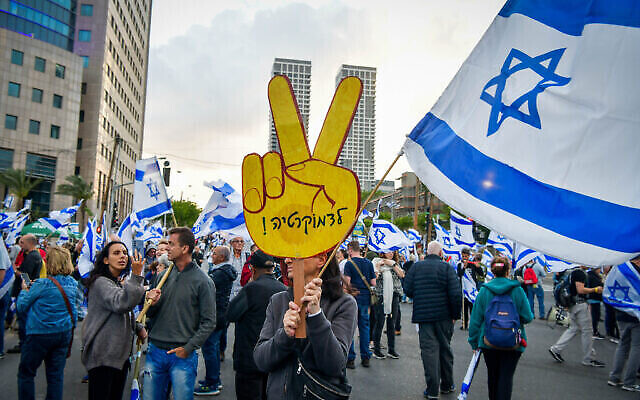 آلاف الإسرائيليين يتظاهرون ضد خطة الإصلاح القضائي تل أبيب، 29 أبريل، 2023. (Avshalom Sassoni / Flash90)