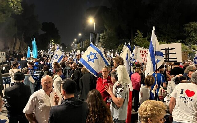 متظاهرون يتجمعون خارج مقر إقامة الرئيس في القدس، 8 أبريل 2023 (Naomi Lanzkron/Times of Israel)