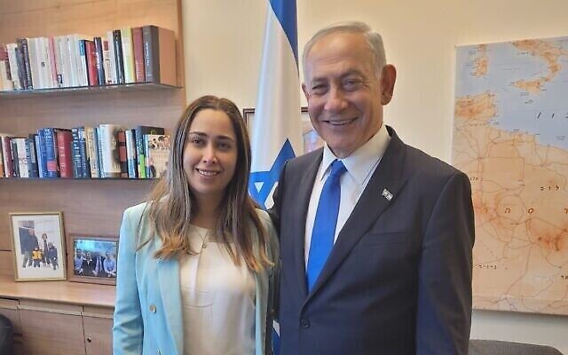 بنيامين نتنياهو (يمين الصورة) وماي غولان في الكنيست، 29 ديسمبر، 2022. (Netanyahu’s office/courtesy)