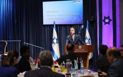 وزير الخارجية الإسرائيلي إيلي كوهين يتحدث خلال مأدبة إفطار أقيمت لدبلوماسيين من دول إسلامية يخدمون في إسرائيل وزعماء مسلمين محليين، 2 أبريل، 2023. (Sivan Shachor / GPO)