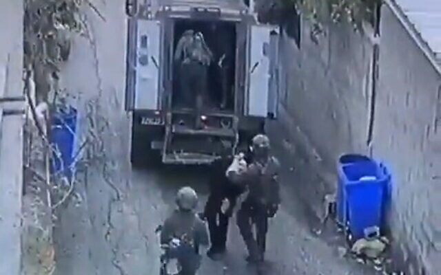 القوات الإسرائيلية تعتقل فلسطينيا مطلوبا في مدينة جنين بالضفة الغربية، 11 أبريل 2023 (Screenshot: Twitter)