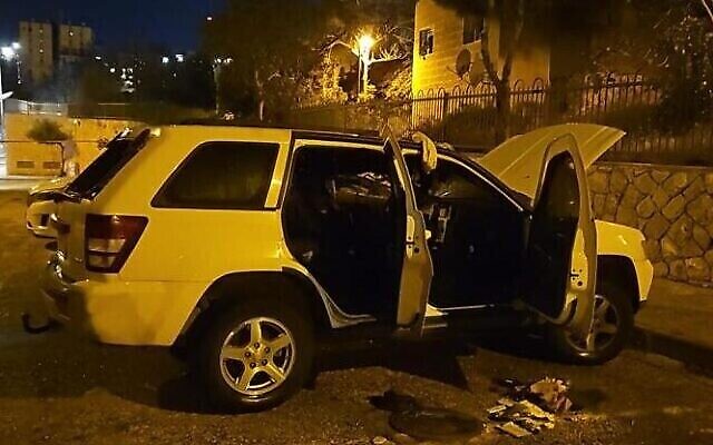 أضرار لحقت بمركبة على يد شاب مقدسي في حي يهودي بالقدس الشرقية، 17 أبريل، 2023. (Police spokesperson)