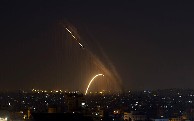 توضيحية: إطلاق صواريخ من قطاع غزة باتجاه إسرائيل، 13 نوفمبر، 2019. (AP Photo / Khalil Hamra)