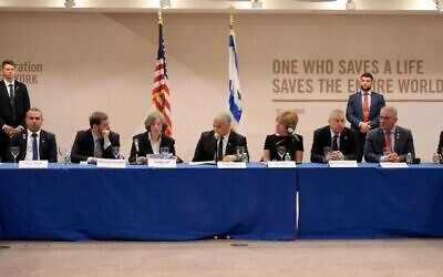 توضيحية: رئيس الوزراء آنذاك يائير لبيد (وسط) يلتقي بقادة الاتحادات اليهودية في أمريكا الشمالية ومؤتمر رؤساء المنظمات اليهودية الأمريكية الكبرى في نيويورك في 21 سبتمبر، 2022. (Avi Ohayun / GPO)