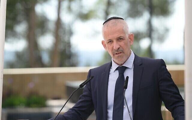 رئيس الشاباك رونين بار يتحدث في مراسم لإحياء ذكرى الرئيس الراحل حاييم هرتسوغ في مقر رؤساء إسرائيل في القدس، 2 أبريل، 2023. (Amos Ben-Gershon / GPO)