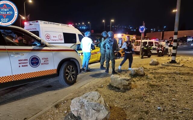 مسعفون في موقع هجوم إطلاق نار مشتبه به عند مفترق "جيفاع بنيامين" في الضفة الغربية، بالقرب من القدس، 6 أبريل 2023 (Rescuers Without Borders)