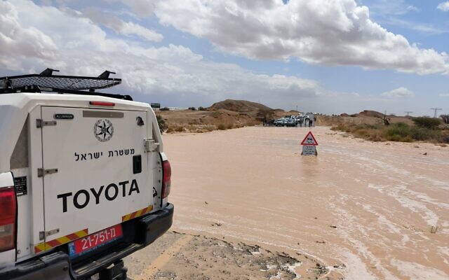 طريق غمرته المياه في جنوب البلاد،  12 أبريل، 2023. (Israel Police)