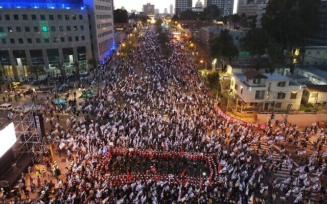 متظاهرون ضد الإصلاح القضائي في تل أبيب، 15 أبريل، 2023. (Gitai Palti / Courtesy)