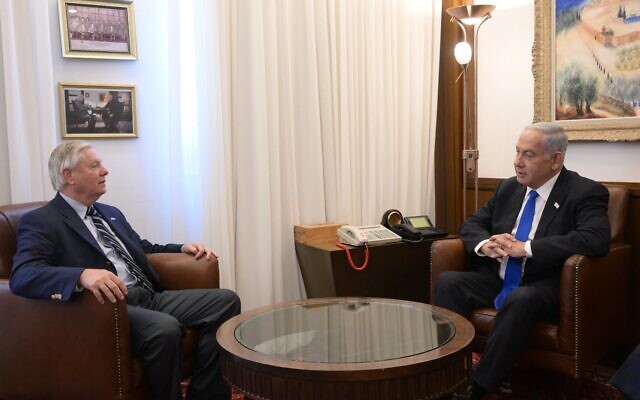 السناتور الأمريكي ليندسي غراهام يلتقي برئيس الوزراء بنيامين نتنياهو في مكتب الأخير في القدس، 17 أبريل 2023 (Amos Ben Gershom / GPO)