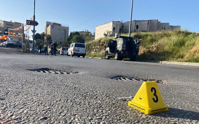 الشرطة في موقع هجوم إطلاق نار مشتبه به في حي الشيخ جراح في القدس الشرقية، 18 أبريل 2023 (Israel Police)