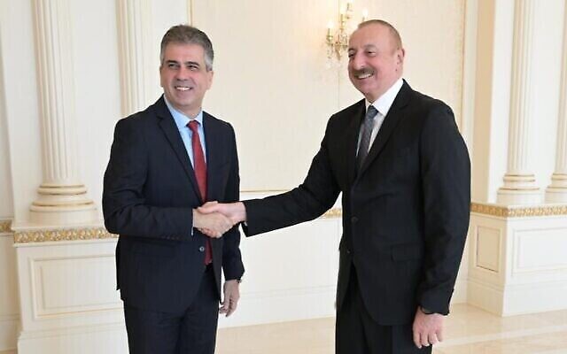 وزير الخارجية إيلي كوهين يلتقي بالرئيس الأذربايجاني إلهام علييف في باكو، 19 أبريل، 2023. (Shlomi Amsalem / GPO)