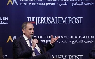 سفير الولايات المتحدة لدى إسرائيل توم نايدس يتحدث في القدس، 27 أبريل، 2023. (Mark Israel Selim / Jerusalem Post / Barakah)