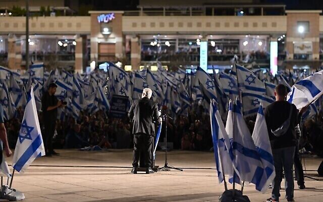 زعيم المعارضة يائير لبيد يتحدث إلى الحشد في مظاهرة ضد خطة الإصلاح القضائي في كفار سابا، 29 أبريل، 2023. (Elad Gutman / Courtesy)