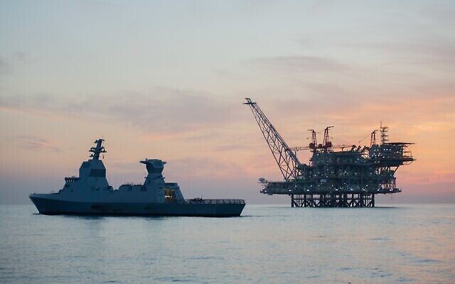 سفن ساعر 6 التابعة لسلاح البحرية الإسرائيلي تحرس سفينة إنرجيان العائمة العائمة للإنتاج والتخزين والتفريغ في حقل غاز كاريش، في صورة نشرها الجيش في 23 أبريل، 2023. (Israel Defense Forces)