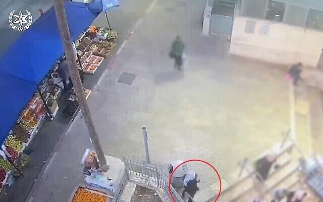 لقطات صورتها كاميرا أمنية لامرأة اعتُقلت في البلدة القديمة بالقدس في 2 أبريل للاشتباه في التخطيط لهجوم طعن. (Israel Police)