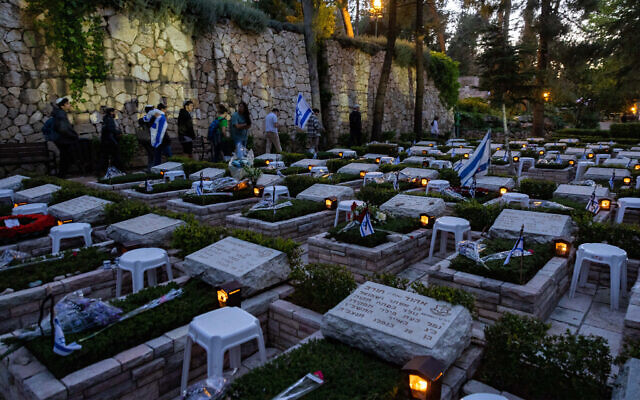 قبور الجنود في المقبرة العسكرية في جبل هرتسل في القدس، 24 ابريل 2023 (Yonatan Sindel / Flash90)