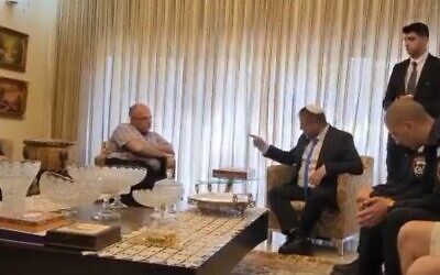 وزير الأمن القومي إيتمار بن غفير يلتقي رئيس بلدية الطيبة شعاع مصاروة منصور في منزله، في فيديو تم تسريبه على ما يبدو من الاجتماع، 21 أبريل 2023. (Video screenshot)