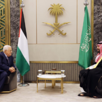 رئيس السلطة الفلسطينية محمود عباس (يسار) يلتقي مع ولي العهد السعودي الأمير محمد بن سلمان في مدينة جدة الساحلية السعودية، 19 أبريل 2023 (Wafa)