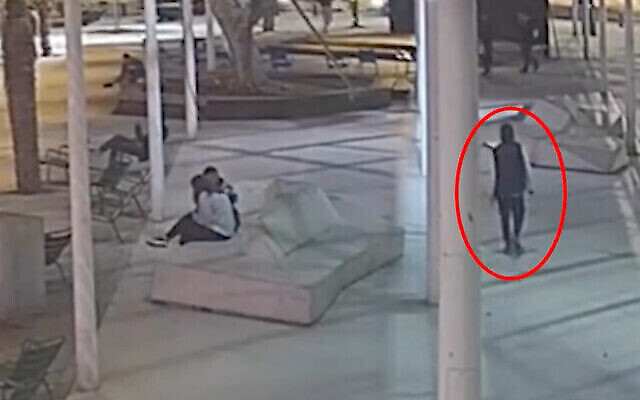 مشتبه به في قضية اغتصاب جماعي كما يظهر تسجيل فيديو صورته كاميرا مراقبة قبل لحظات من اعتقاله.  (Israel Police)