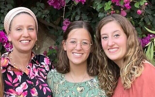 من اليسار: لوسي دي مع ابنتيها رينا ومايا. قُتلت الشقيقتان في هجوم نفذه مسلحون فلسطينيون في الضفة الغربية في 7 أبريل 2023. توفيت والدتهما، التي أصيبت بجروح خطيرة في الهجوم، في 10 أبريل، 2023. (Courtesy)
