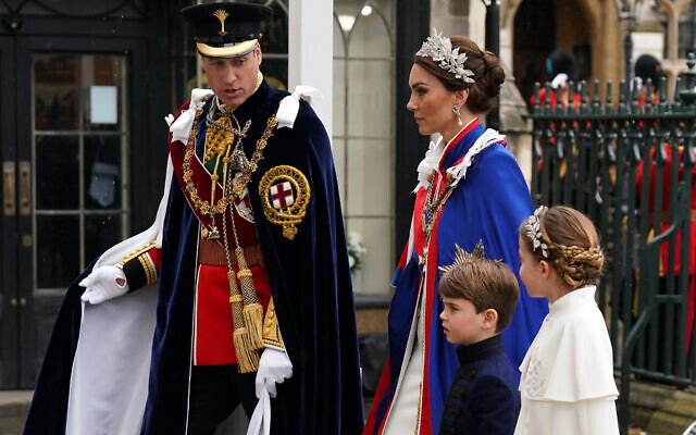 ولي العهد أمير ويلز وليام وزوجته كايت وأولادهما الثلاثة يصلون إلى وستمنستر أبي في وسط لندن، قبل تتويج الملك تشارلز الثالث وزوجته الملكة كاميلا، 6 مايو 2023 (Andrew Milligan/Pool/AFP)